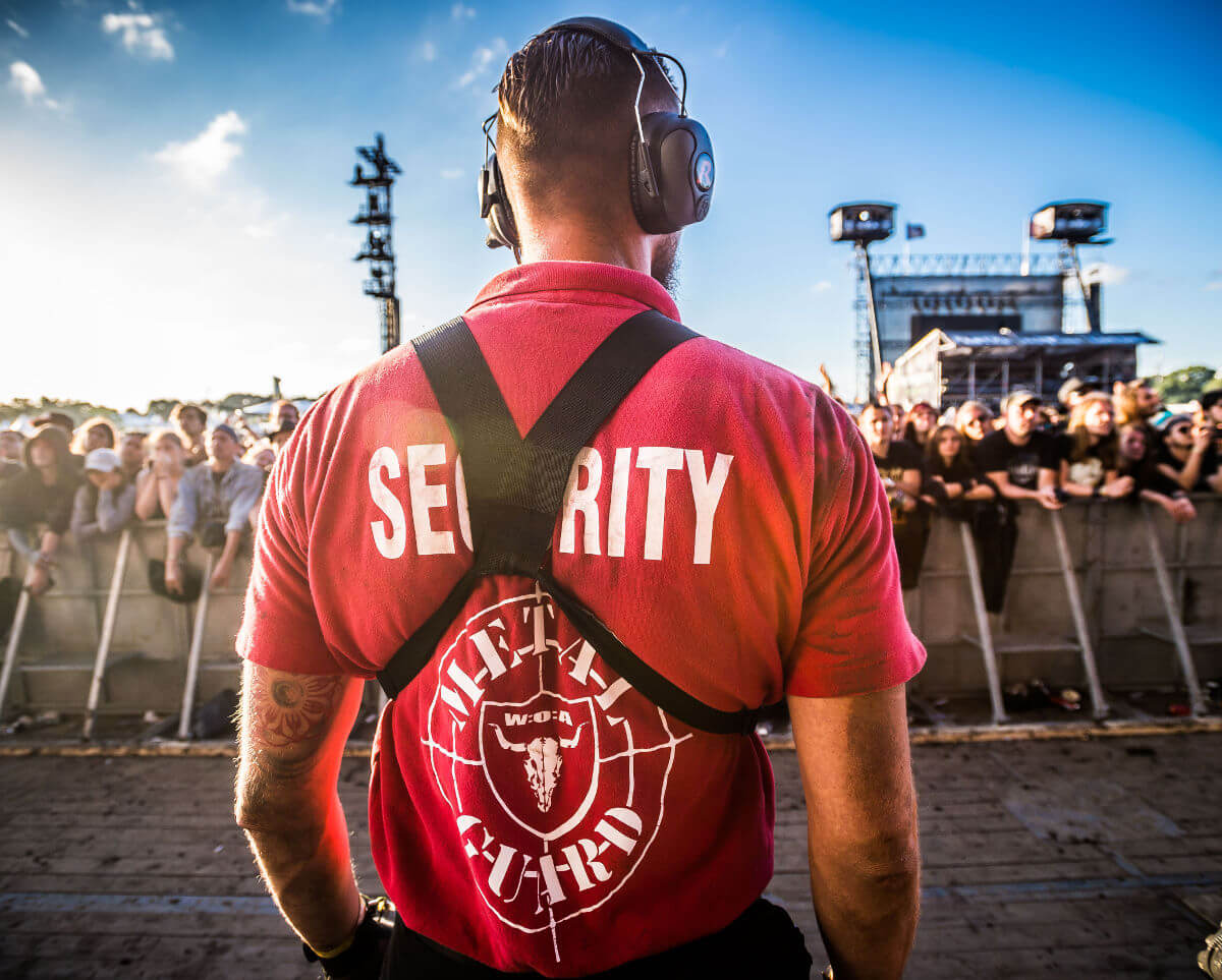 Security auf dem Wacken Open Air von hinten zum Publikum fotografiert.